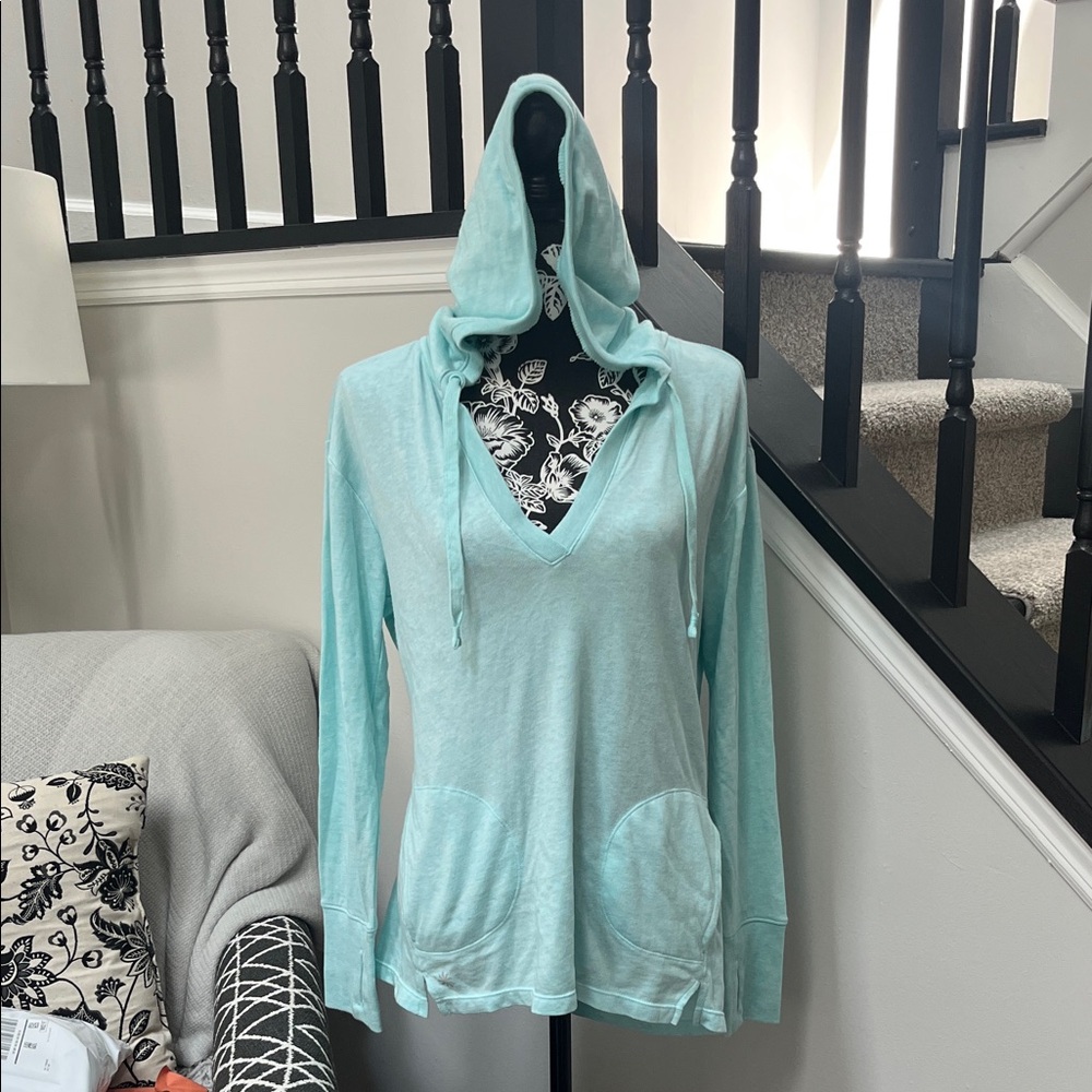 Athleta Light Turquoise V-neck Hopdie-Small